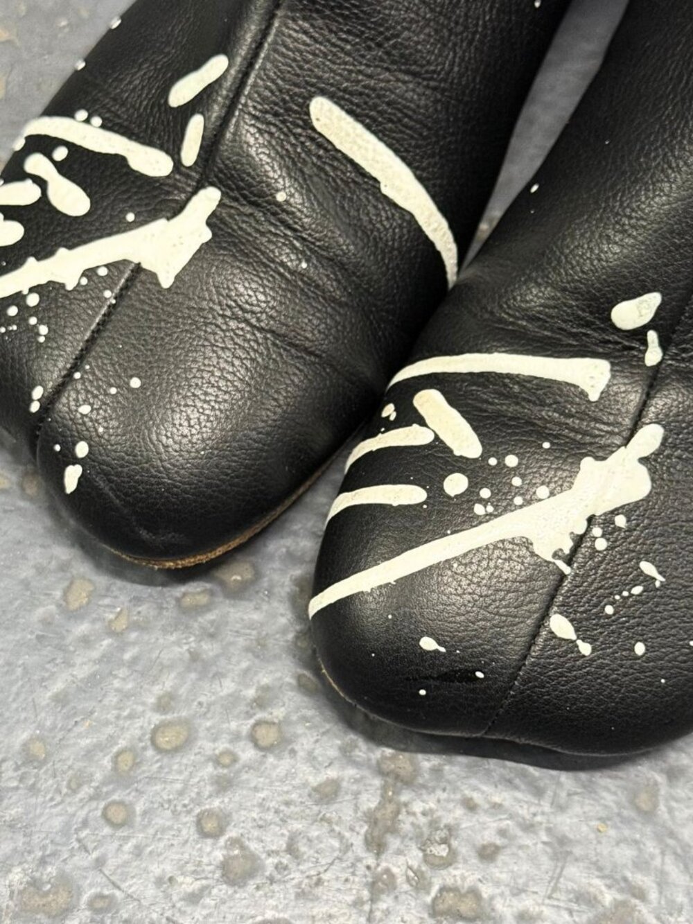 MAISON MARGIELA MM6 BLACK LEATHER PAINT SPLATTER BOOTS - Picture 13 of 14